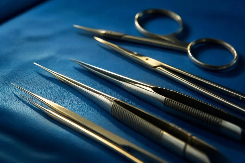 Bisturi e instrumental de microcirurgia em campo cirúrgico
